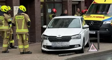 Zasłabła za kierownicą i wjechała na chodnik. O włos od tragedii w centrum Szklarskiej Poręby