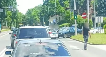 Zderzenie z udziałem motorowerzystki. Utrudnienia na ulicy Wolności