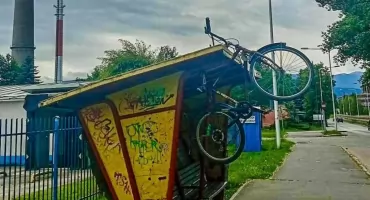 Jelenia Góra krainą cudów. Przystanek ozdobiony rowerem