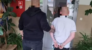 Poszukiwany przez 17 prokuratur w rękach policji. Kryminalni z Jeleniej Góry zatrzymali 21-latka