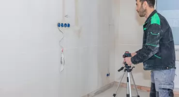 Jak prawidłowo ustawić niwelator optyczny? Instrukcja krok po kroku