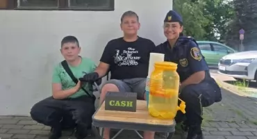 Młody chłopiec sprzedawał lemoniadę, a sąsiad zadzwonił po straż miejską…