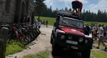 Piorun poraził rowerzystkę w Górach Izerskich. Kobietę udało się uratować