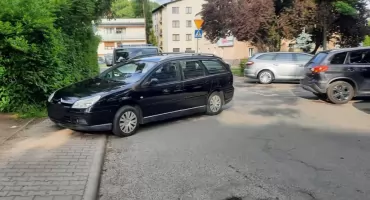 Samochód zablokował ulicę. Interweniowała straż miejska