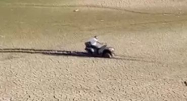 Quad ugrzązł w mule na dnie Jeziora Pilchowickiego