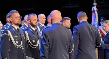 Awanse i wyróżnienia dla jeleniogórskich policjantów za zasługi, ciężką pracę i zaangażowanie