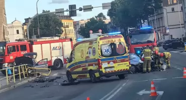 Poważny wypadek w centrum Jeleniej Góry. Zderzenie dwóch samochodów, duże utrudnienia.