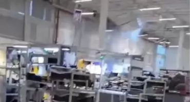 Fragment dachu hali produkcyjnej runął pod naporem wody. Zobaczcie nagranie