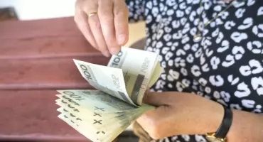 Mieszkanka Jeleniej Góry straciła niemal 100 tysięcy złotych. Uwierzyła fałszywemu pracownikowi banku