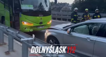 Czołowe zderzenie autobusu z osobówką w Szklarskiej Porębie. Czy kierowca forda pomylił pas ruchu?